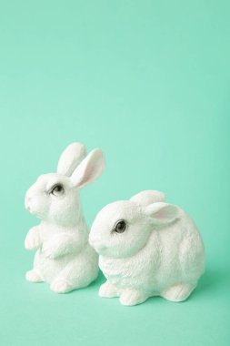 Nane arkaplanda beyaz seramik tavşanlar. Üst görünüm