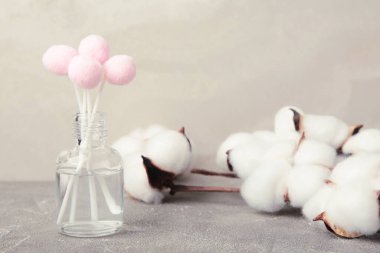 Oda spreyi. Çubuklu beyaz koku giderici şişesi. Minimalizm. Metin için boşluk