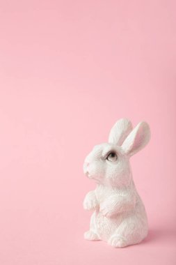 Pembe arka planda beyaz seramik tavşan. Üst görünüm