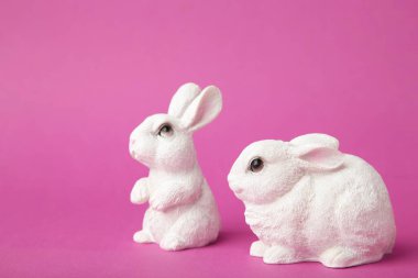 Pembe arka planda beyaz seramik tavşan. Üst görünüm