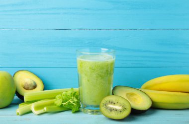 Kividen, kerevizden, elmadan yapılmış yeşil meyve püresi. Detoks konsepti, sağlıklı yiyecekler, diyet, vejetaryen. Üst görünüm