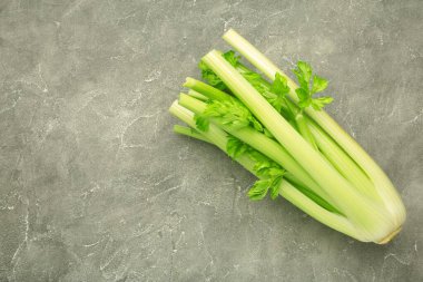 Gri beton arka planda taze kereviz. Üst görünüm