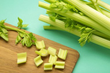 Nane arkaplanda taze yeşil kesilmiş kereviz. Üst görünüm