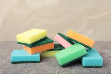 Gri beton arka planda bulaşık yıkama süngeri. Üst görünüm