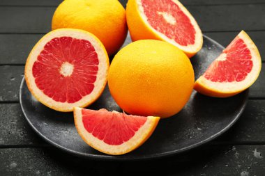 Arkaplanda greyfurt ve su damlaları var. Üst görünüm