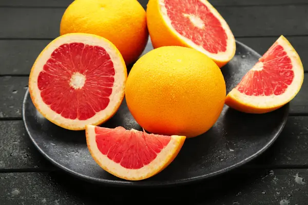 Arkaplanda greyfurt ve su damlaları var. Üst görünüm