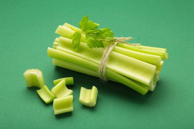 Yeşil arka planda taze yeşil kesim kereviz. Üst görünüm