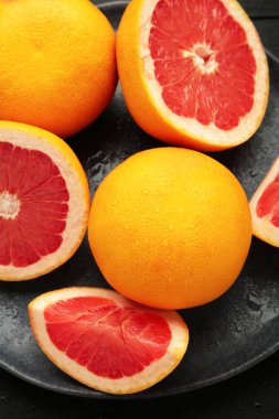 Arkaplanda greyfurt ve su damlaları var. Üst görünüm