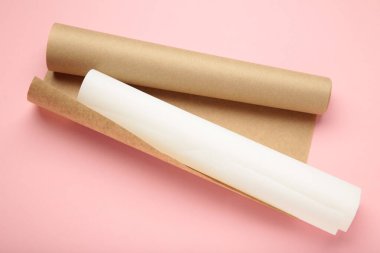 Pembe arka planda beyaz ve kahverengi kabartma kağıtları. Üst görünüm