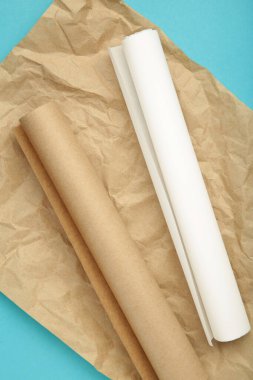 Mavi arka planda beyaz ve kahverengi kabartma kağıtları. Üst görünüm