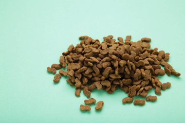 Nane arkaplanda nefis köpek maması topları. Üst görünüm