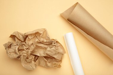 Bej arka planda beyaz ve kahverengi kabartma kağıtları. Üst görünüm