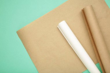 Nane arkaplanda beyaz ve kahverengi kabartma kağıtları. Üst görünüm