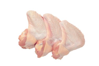 Beyaz arka planda soyutlanmış çiğ tavuk kanatları. Üst görünüm