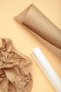 Bej arka planda beyaz ve kahverengi kabartma kağıtları. Üst görünüm