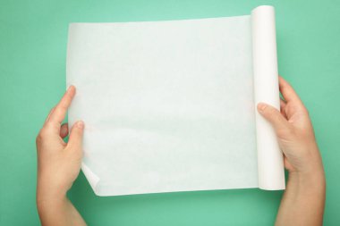 Nane arkaplanında beyaz ekmek kağıdı olan kadın elleri. Üst görünüm