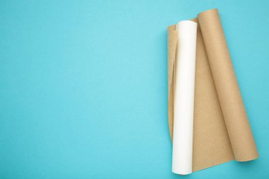 Mavi arka planda beyaz ve kahverengi kabartma kağıtları. Üst görünüm