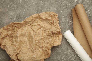 Gri arka planda beyaz ve kahverengi kabartma kağıtları. Üst görünüm