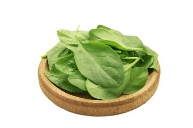 Beyaz üzerine izole edilmiş ahşap bir tabakta ıspanak yaprakları. Üst görünüm.