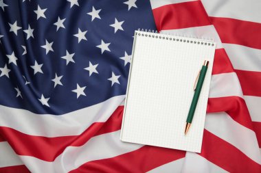 Beyaz arka plan ve alan üzerine Amerikan Bayrağı. Tebrik yazıtlarınız için. Tebrik kartı. Stüdyo çekimi. Aileniz, sevdikleriniz, akrabalarınız, arkadaşlarınız ve meslektaşlarınız için tebrikler.