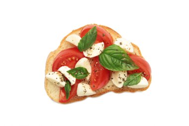 Beyaz arka planda mozarella peynirli, domatesli ve fesleğenli lezzetli sandviç. Caprese. Üst görünüm