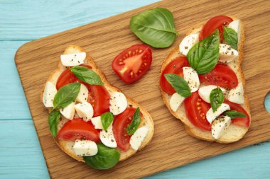 Mozarella peynirli, domatesli ve mavi üzerine fesleğenli lezzetli sandviç. Caprese