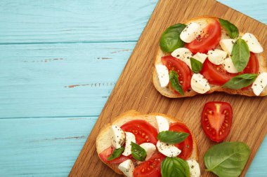 Mozarella peynirli, domatesli ve mavi üzerine fesleğenli lezzetli sandviç. Caprese