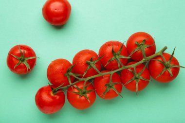 Arka planda taze, kırmızı domatesler. Üst görünüm