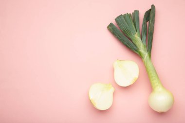 Pembe arka planda yeşil soğan. Metin için boşluk