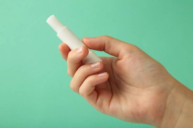 Nane arkaplanda doğal dudak kremi olan bir kadın eli. Üst görünüm