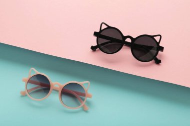 Renkli arka planda çocuklar için güneş gözlüğü. Güneş koruması. Üst görünüm