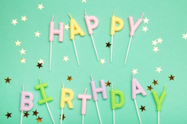 Nane arkaplanda altın yıldızlı doğum günü mumların kutlu olsun. Üst görünüm