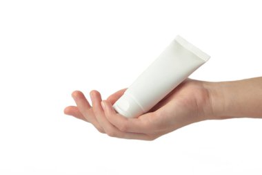 Beyaz arka planda izole edilmiş boş beyaz plastik bir tüp. Kozmetik güzellik ürünü markalaşma modeli.