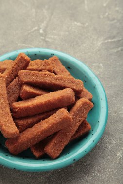 Gri beton kaplama tabakta lezzetli çavdar ekmeği. Üst görünüm