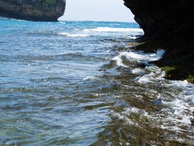 Mavi deniz resmi berrak su ve güzel uçurum