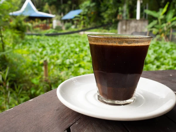 Чашка Черного Кофе Белой Керамической Тарелке — стоковое фото