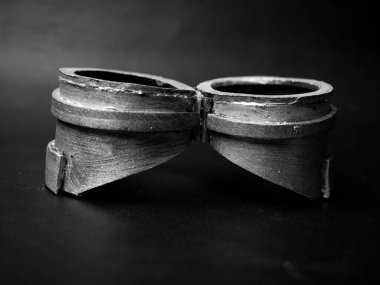 Siyah arkaplandaki kostüm aksesuarları için gümüş renkli pilot gözlüğü.