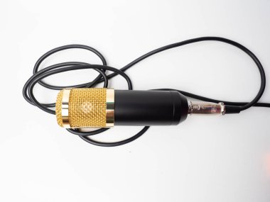 Beyaz izole bir zemin üzerinde siyah bir yoğunlaştırıcı mikrofon resmi