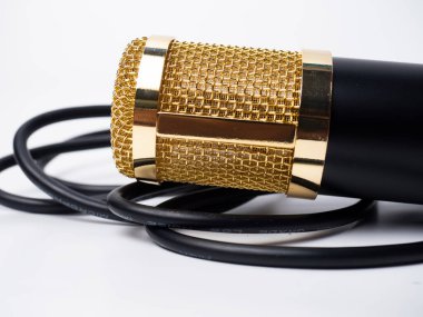 Beyaz izole bir zemin üzerinde siyah bir yoğunlaştırıcı mikrofon resmi