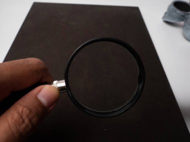 Küçük şeyler görmek için siyah bir silindir ya da büyüteç resmi