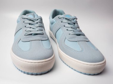 Beyaz izole bir arkaplanda mavi tuval spor ayakkabısı resmi