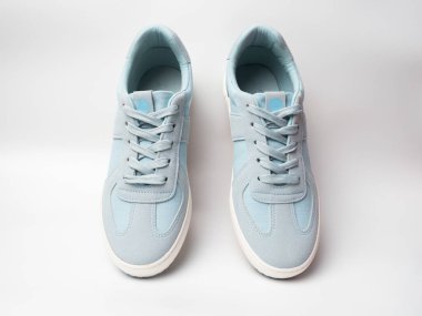 Beyaz izole bir arkaplanda mavi tuval spor ayakkabısı resmi