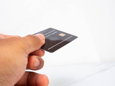 Asyalı bir adamın elinde tuttuğu siyah bir garanti kartı resmi.