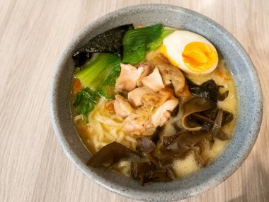 Tahta masadaki ramen kasesinin en üst görüntüsü.