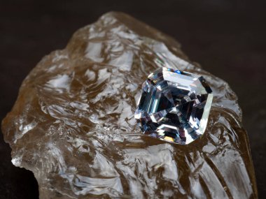 Kıvılcımlı götveren, pürüzlü bir kuvarsta elmas kesti.