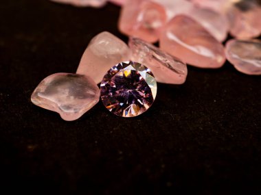 Siyah arka planda pürüzlü pembe elmas