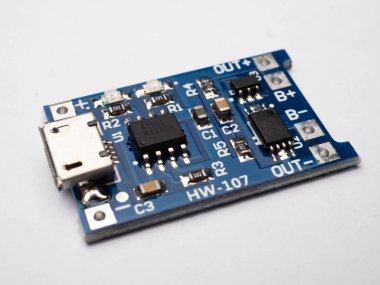 Şarj olan bir batarya ve koruyucu modül yakın çekim izole