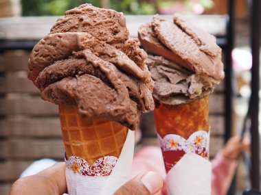 Endonezya 'da, sokak gıda pazarında waffle külahında jelatinli dondurma.
