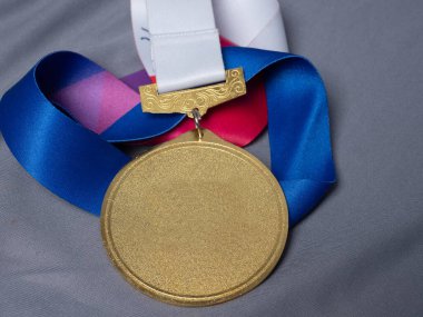Bir yarışmanın galibi için ödül olarak kullanılan madalyalar. Genellikle altın, gümüş ve bronz.