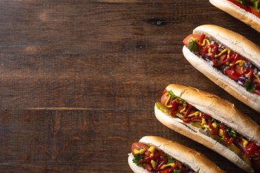 Sosisli sandviç. Geleneksel Amerikan fast food. Ahşap arkaplanda üst görünüm